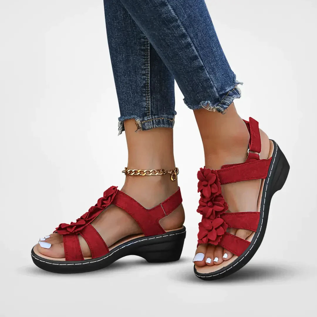 Chaussures d'été bohèmes pour femmes avec motifs floraux et plateforme. Fermeture auto-agrippante.