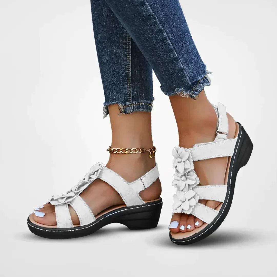 Sandales à plateforme florales pour femmes. Confort optimal et fermeture auto-agrippante pour l'été.