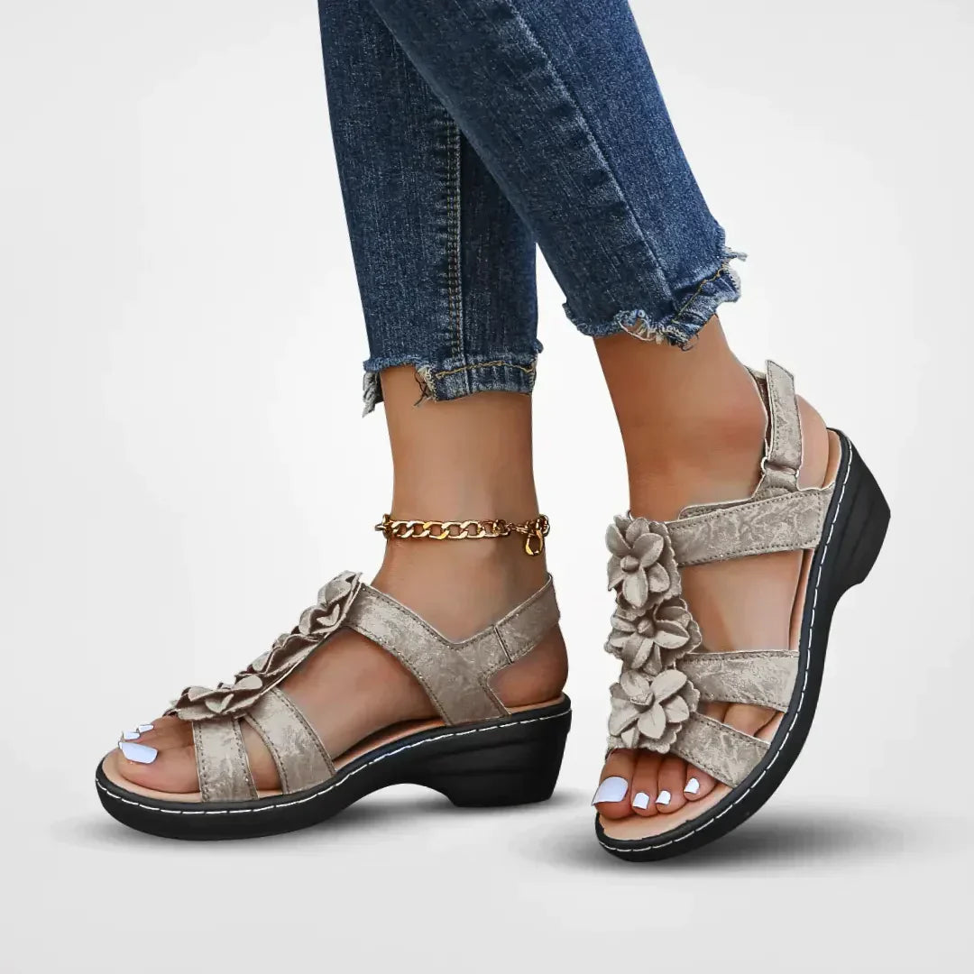 Sandales florales bohèmes pour femmes avec soutien idéal. Chaussures d'été à plateforme et confortables.