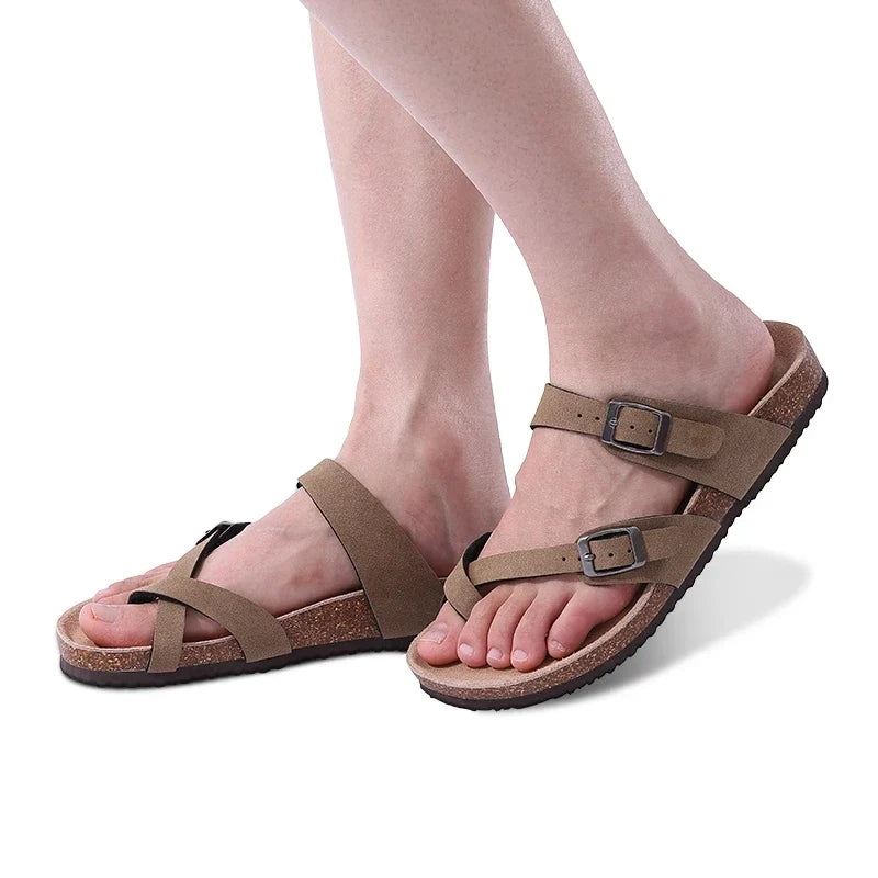Paire de sandales plates antidérapantes, parfaites pour le confort estival des hommes et femmes.