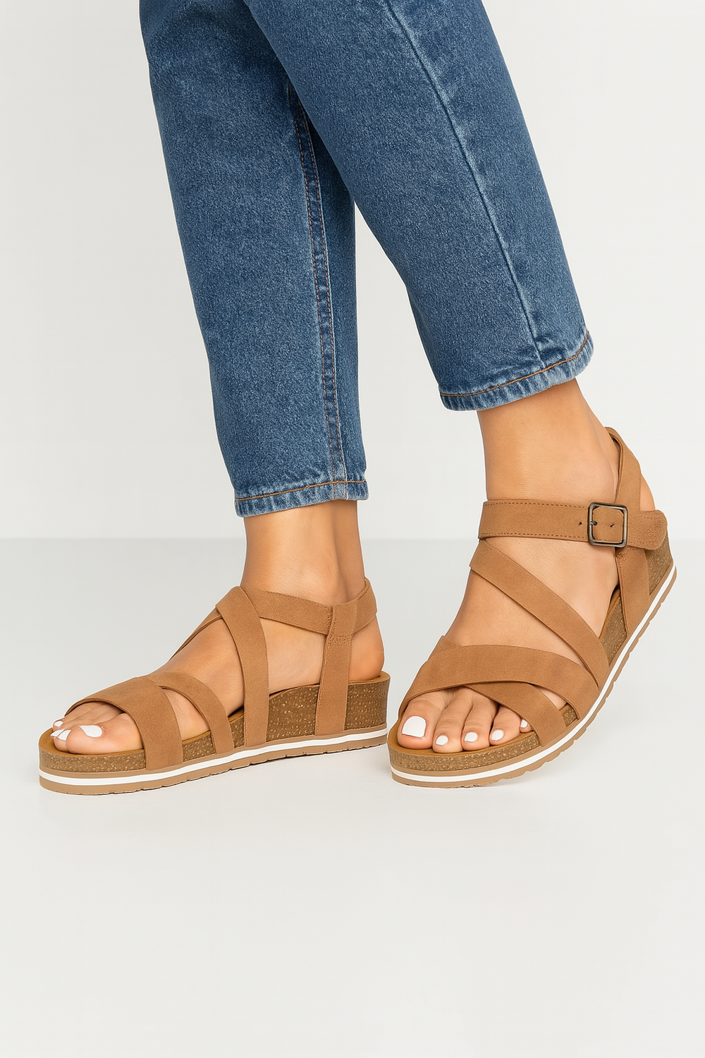 "Sandales confortables femme, design chic et aéré, semelle moelleuse, sangles réglables, vue de face."