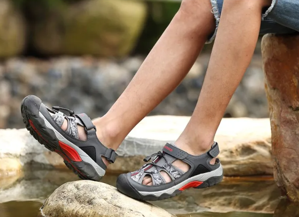 Sandales outdoor confortables et respirantes, homme et femme. Idéales pour la marche, la randonnée et l'été.
