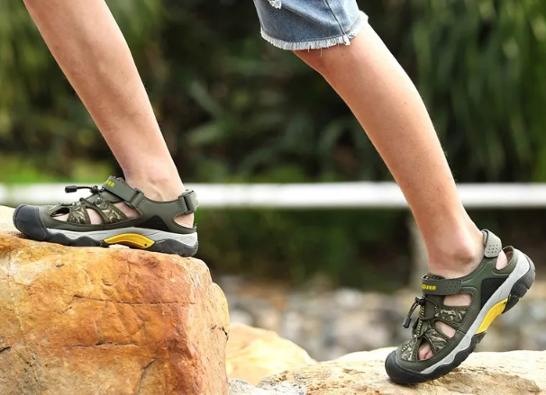 Sandales de randonnée polyvalentes homme/femme, respirantes, confortables et antidérapantes pour l'aventure estivale.