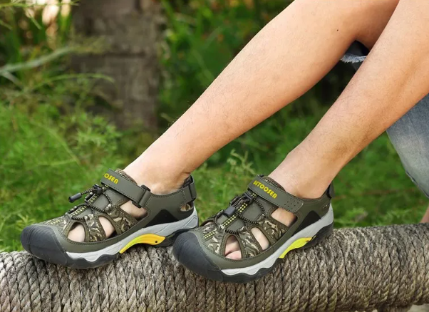 Sandales d'aventure respirantes pour homme et femme, offrant confort et adhérence pour la randonnée outdoor.