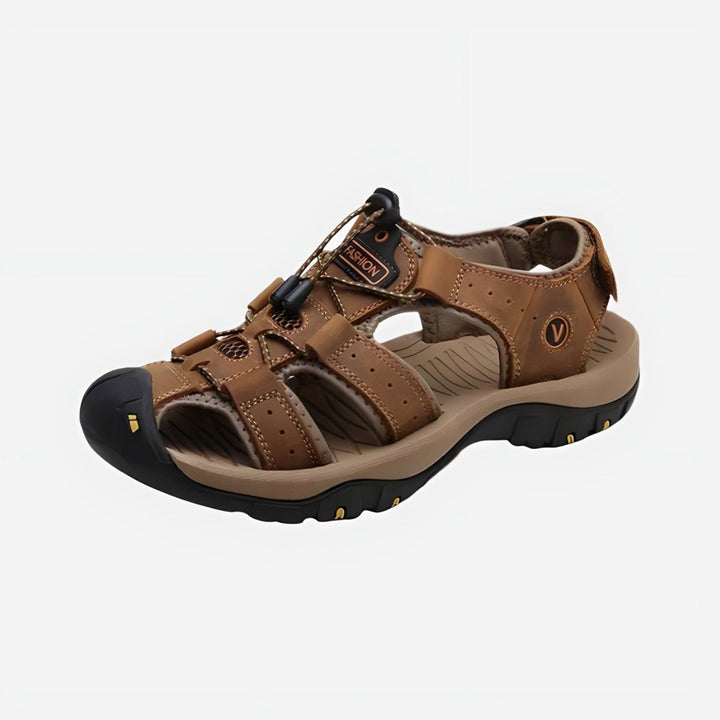 Sandales de randonnée en cuir pour homme, marron, semelle antidérapante, design respirant pour confort et stabilité.