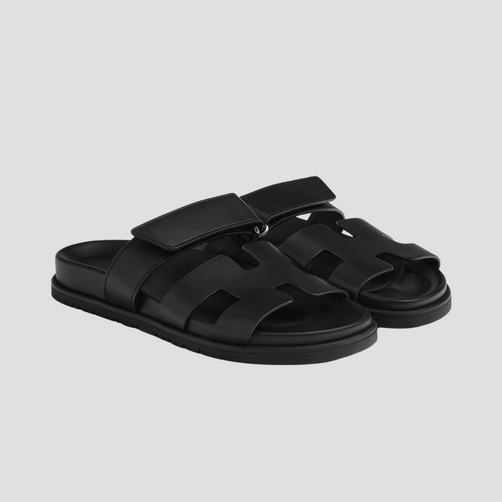 "Sandales décontractées en cuir véritable, silhouette épurée, brides ajustables, couleur marron foncé pour confort estival."