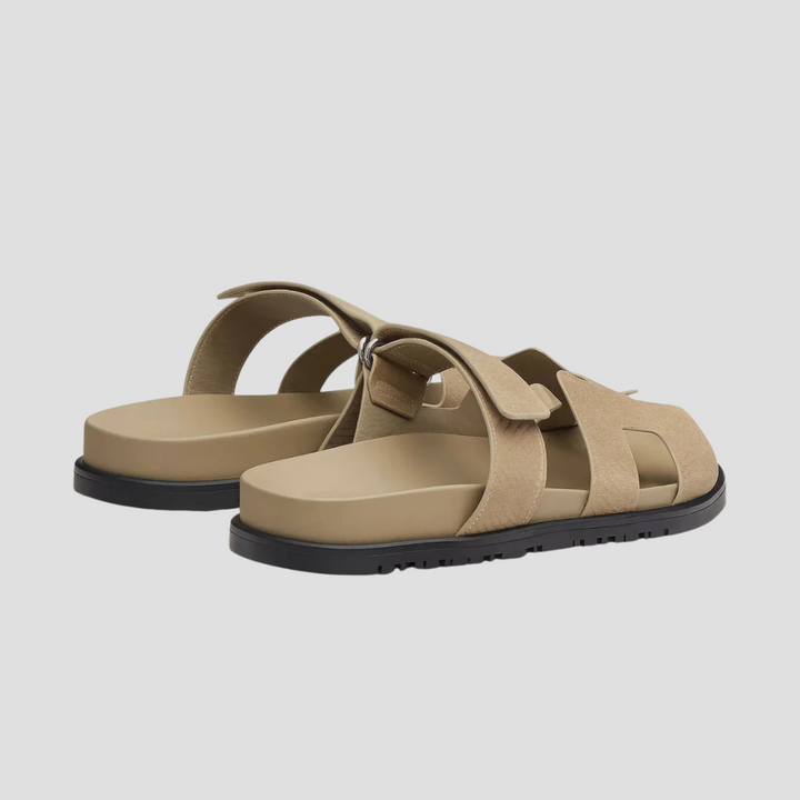 "Sandales décontractées en cuir véritable, silhouette épurée, brides ajustables, couleur marron foncé pour confort estival."