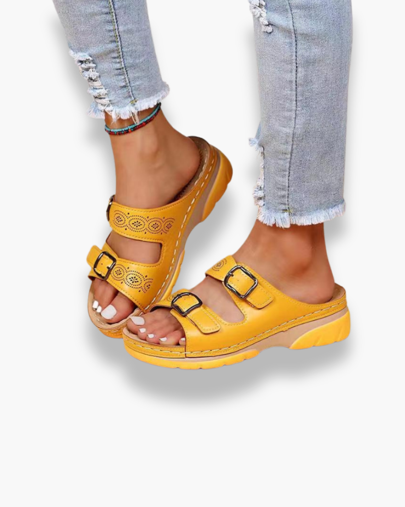"Sandales d'été confortables pour femme avec design élégant, semelle ergonomique et système de fermeture ajustable."