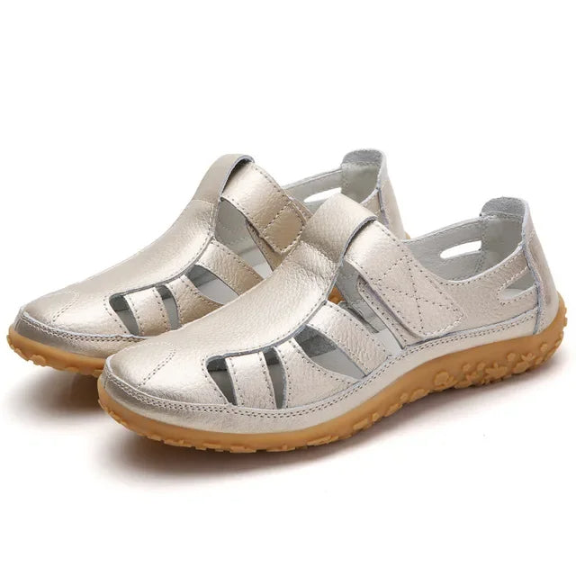 "Sandales d'été élégantes pour femmes, cuir souple, sangles ajustables, semelles antidérapantes, couleur beige claire."