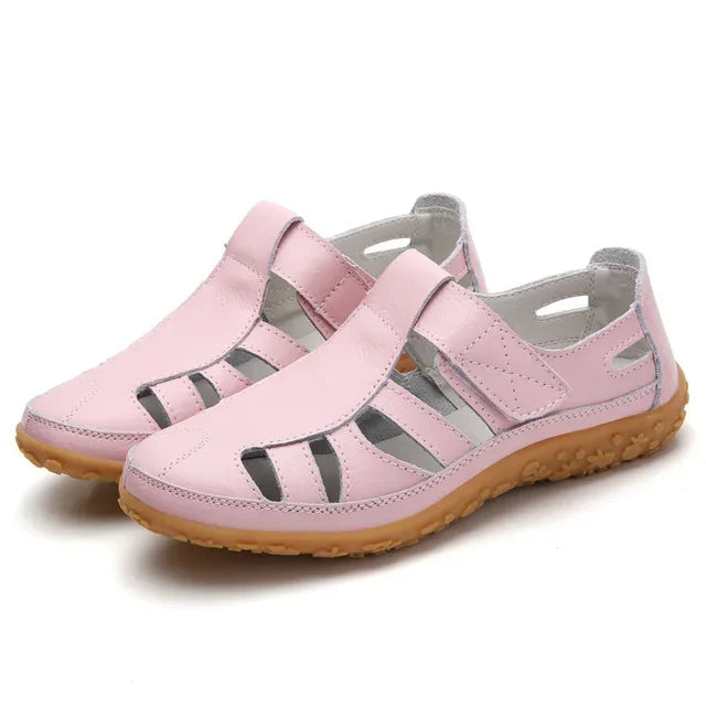 "Sandales d'été élégantes pour femmes, cuir souple, sangles ajustables, semelles antidérapantes, couleur beige claire."