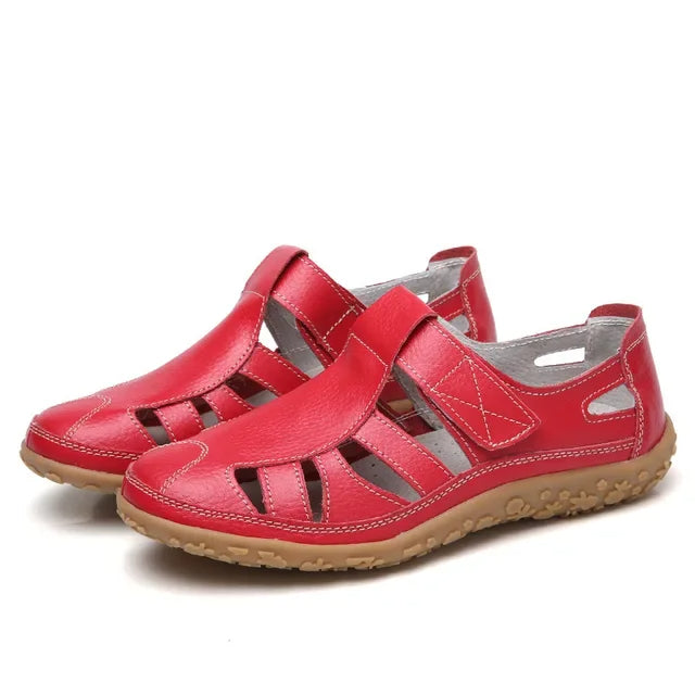 "Sandales d'été élégantes pour femmes, cuir souple, sangles ajustables, semelles antidérapantes, couleur beige claire."