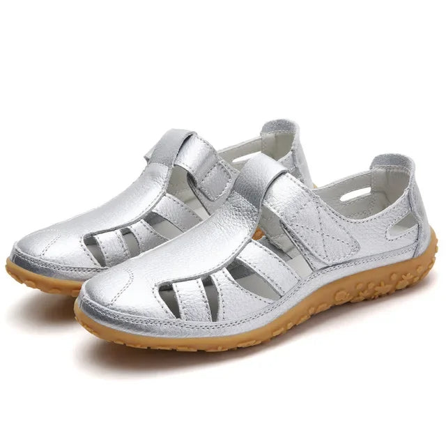 "Sandales d'été élégantes pour femmes, cuir souple, sangles ajustables, semelles antidérapantes, couleur beige claire."
