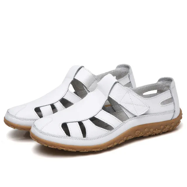 "Sandales d'été élégantes pour femmes, cuir souple, sangles ajustables, semelles antidérapantes, couleur beige claire."