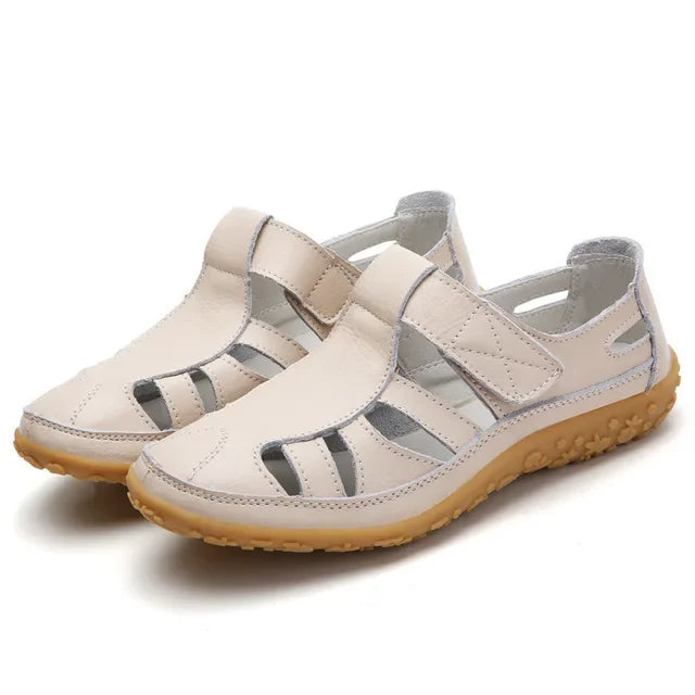"Sandales d'été élégantes pour femmes, cuir souple, sangles ajustables, semelles antidérapantes, couleur beige claire."