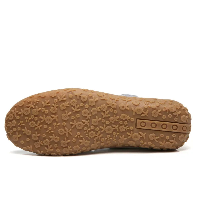 "Sandales d'été élégantes pour femmes, cuir souple, sangles ajustables, semelles antidérapantes, couleur beige claire."