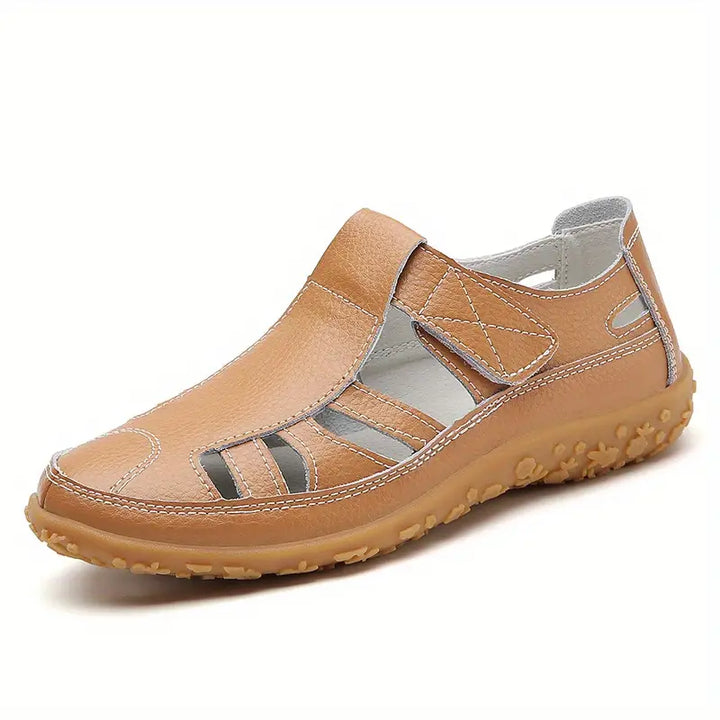 "Sandales d'été élégantes pour femmes, cuir souple, sangles ajustables, semelles antidérapantes, couleur beige claire."