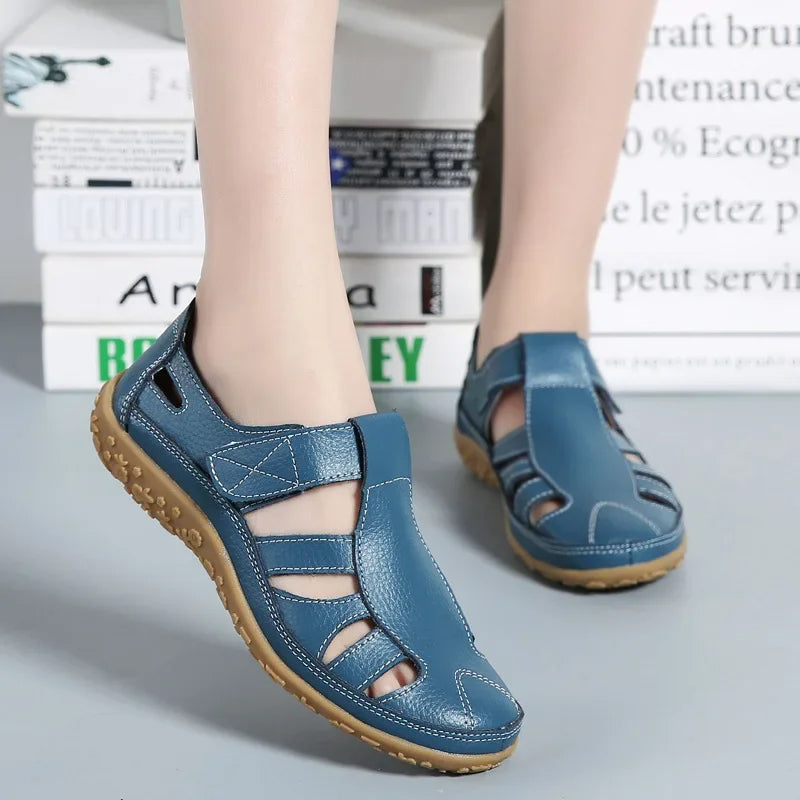 "Sandales d'été élégantes pour femmes, cuir souple, sangles ajustables, semelles antidérapantes, couleur beige claire."