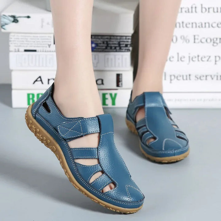 "Sandales d'été élégantes pour femmes, cuir souple, sangles ajustables, semelles antidérapantes, couleur beige claire."
