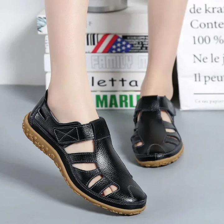 "Sandales d'été élégantes pour femmes, cuir souple, sangles ajustables, semelles antidérapantes, couleur beige claire."