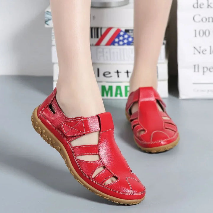"Sandales d'été élégantes pour femmes, cuir souple, sangles ajustables, semelles antidérapantes, couleur beige claire."