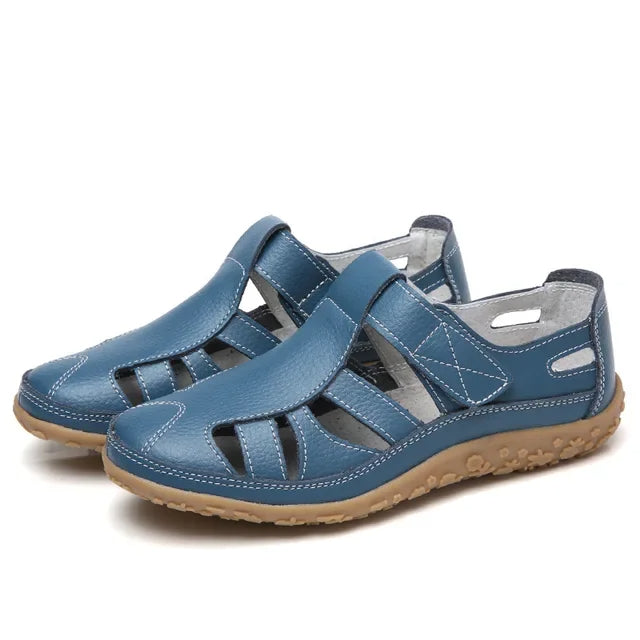 "Sandales d'été élégantes pour femmes, cuir souple, sangles ajustables, semelles antidérapantes, couleur beige claire."