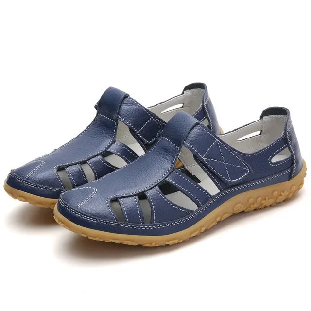 "Sandales d'été élégantes pour femmes, cuir souple, sangles ajustables, semelles antidérapantes, couleur beige claire."