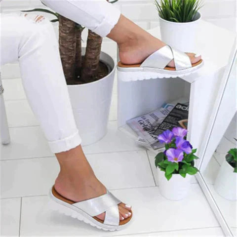 Sandales d'été pour femme, confort orthopédique, semelle mousse, vue latérale, design élégant et intemporel.