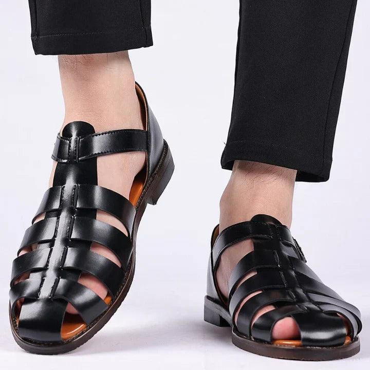 "Sandales en cuir effet romain pour femmes, lanières croisées, élégance et confort, parfaites pour tenue estivale."