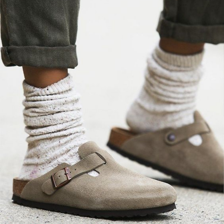 "Sandales en cuir unisexe élégantes, design moderne, confortables et durables, idéales pour tenues formelles ou casual."