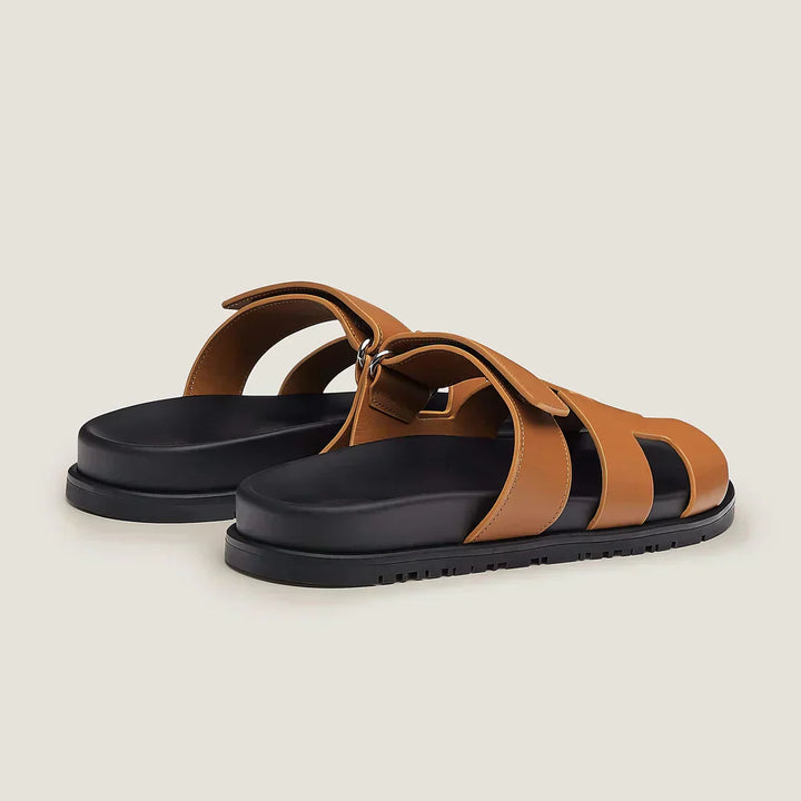 "Sandales estivales élégantes en cuir avec brides ajustables, design sophistiqué pour un confort optimal en été."