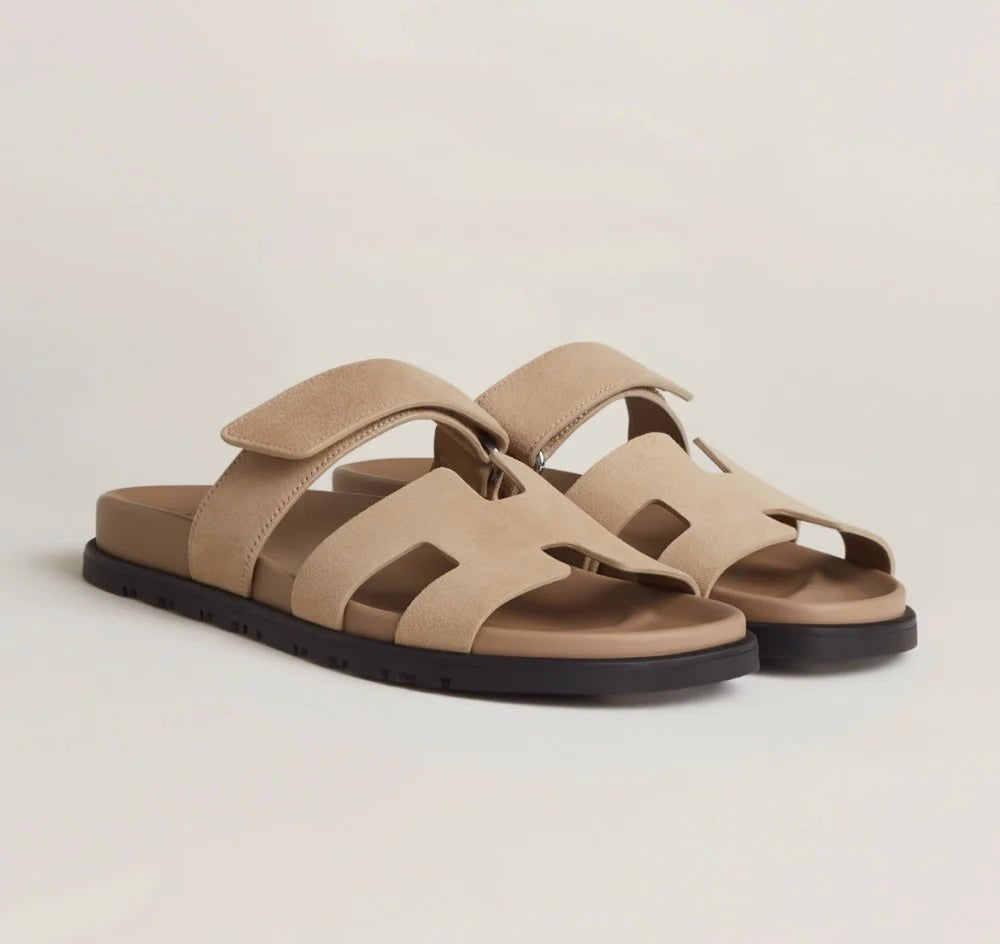 "Sandales estivales élégantes en cuir avec brides ajustables, design sophistiqué pour un confort optimal en été."