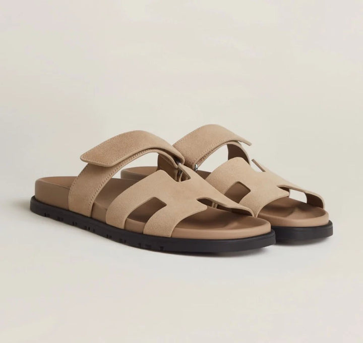"Sandales estivales élégantes en cuir avec brides ajustables, design sophistiqué pour un confort optimal en été."