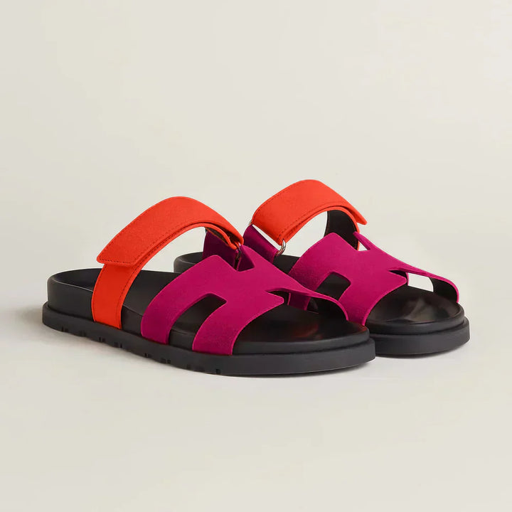 "Sandales estivales élégantes en cuir avec brides ajustables, design sophistiqué pour un confort optimal en été."
