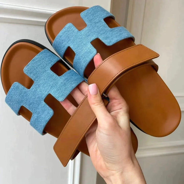 "Sandales estivales élégantes en cuir avec brides ajustables, design sophistiqué pour un confort optimal en été."