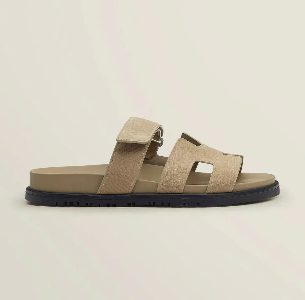 "Sandales estivales élégantes en cuir avec brides ajustables, design sophistiqué pour un confort optimal en été."