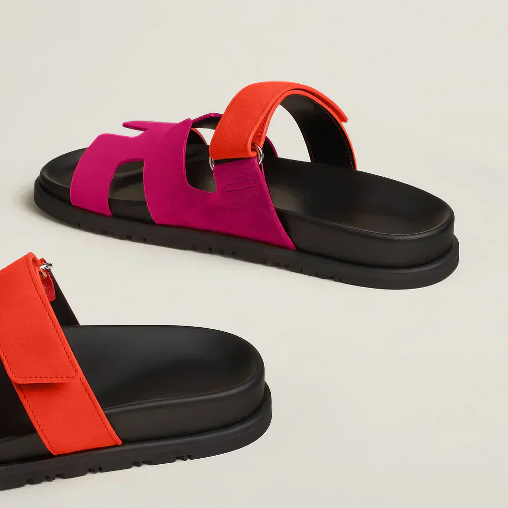 "Sandales estivales élégantes en cuir avec brides ajustables, design sophistiqué pour un confort optimal en été."