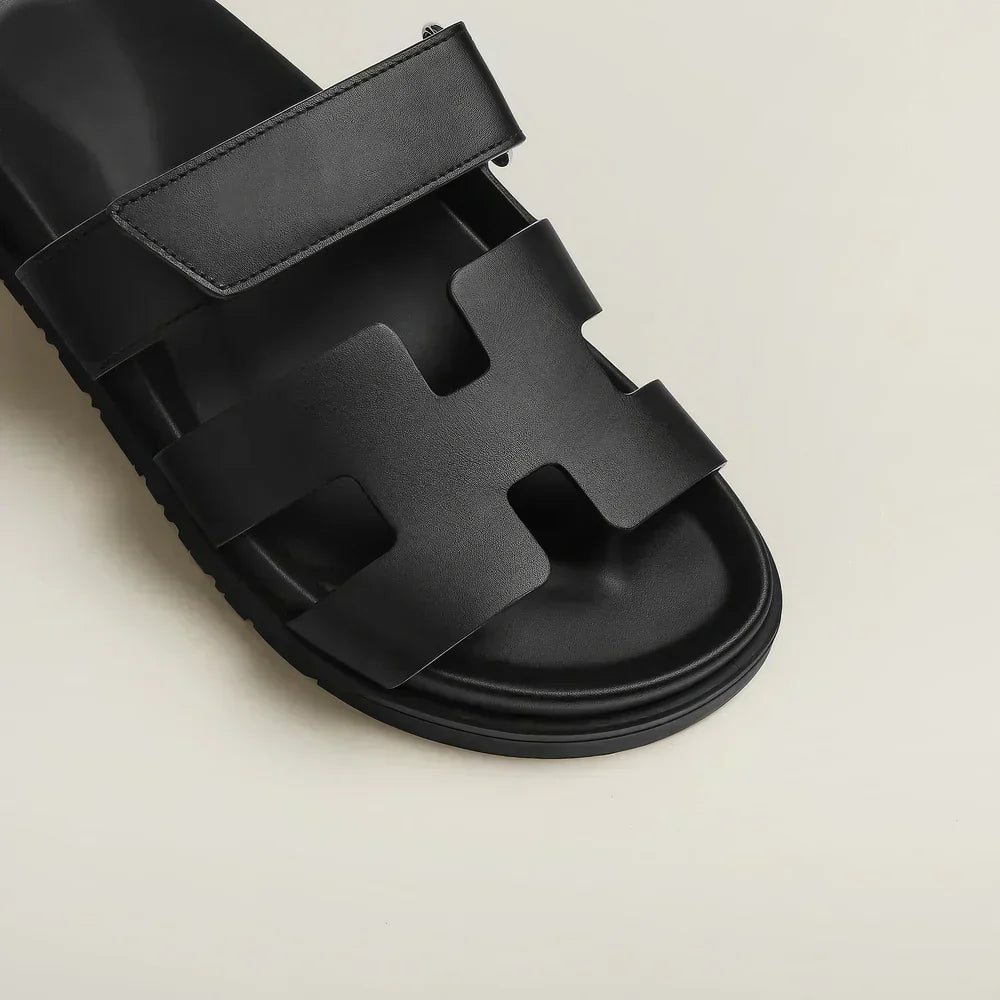 "Sandales estivales élégantes en cuir avec brides ajustables, design sophistiqué pour un confort optimal en été."