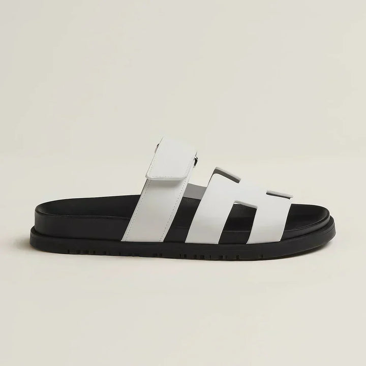 "Sandales estivales élégantes en cuir avec brides ajustables, design sophistiqué pour un confort optimal en été."