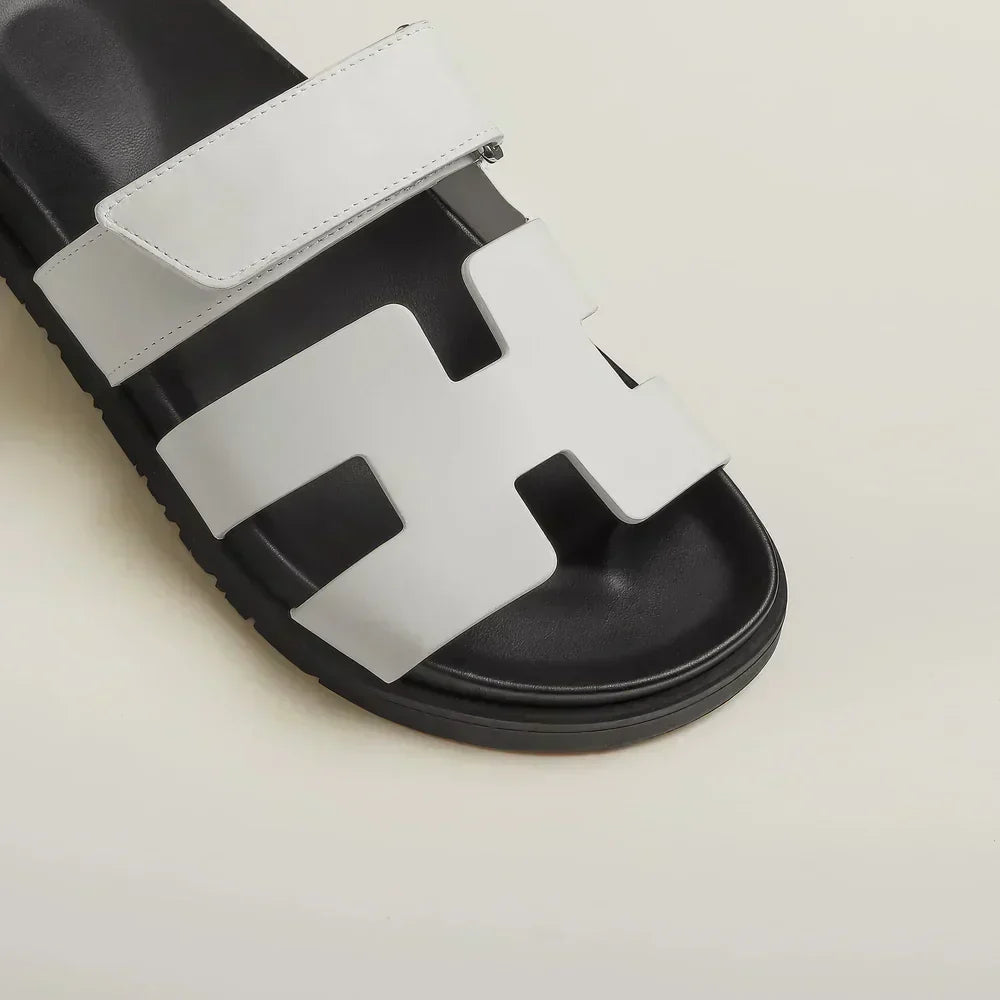 "Sandales estivales élégantes en cuir avec brides ajustables, design sophistiqué pour un confort optimal en été."
