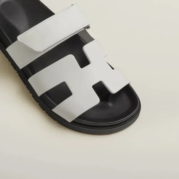 "Sandales estivales élégantes en cuir avec brides ajustables, design sophistiqué pour un confort optimal en été."