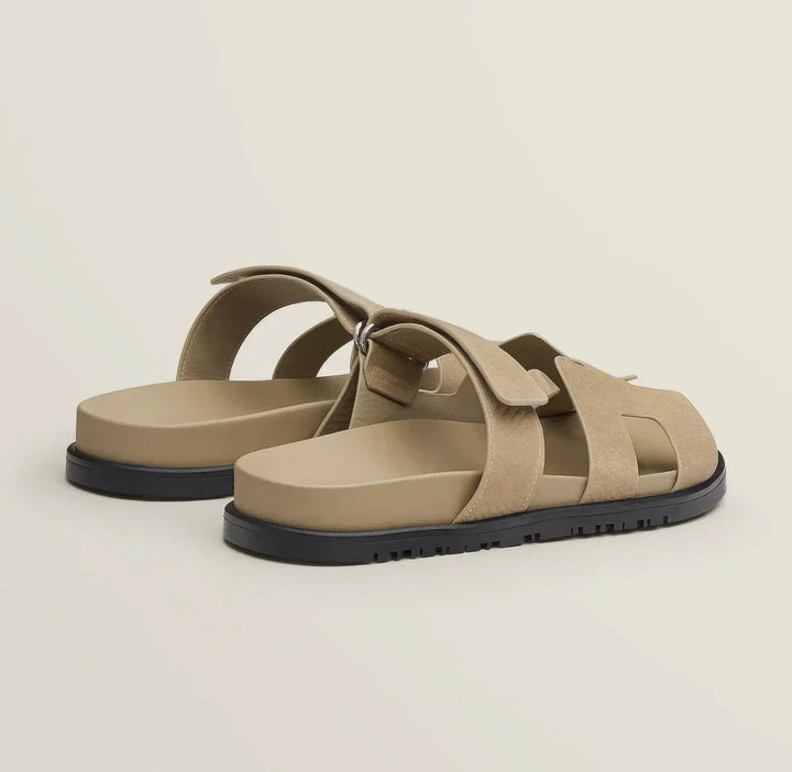 "Sandales estivales élégantes en cuir avec brides ajustables, design sophistiqué pour un confort optimal en été."