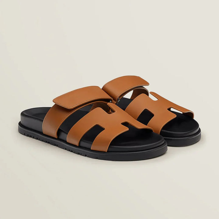 "Sandales estivales élégantes en cuir avec brides ajustables, design sophistiqué pour un confort optimal en été."