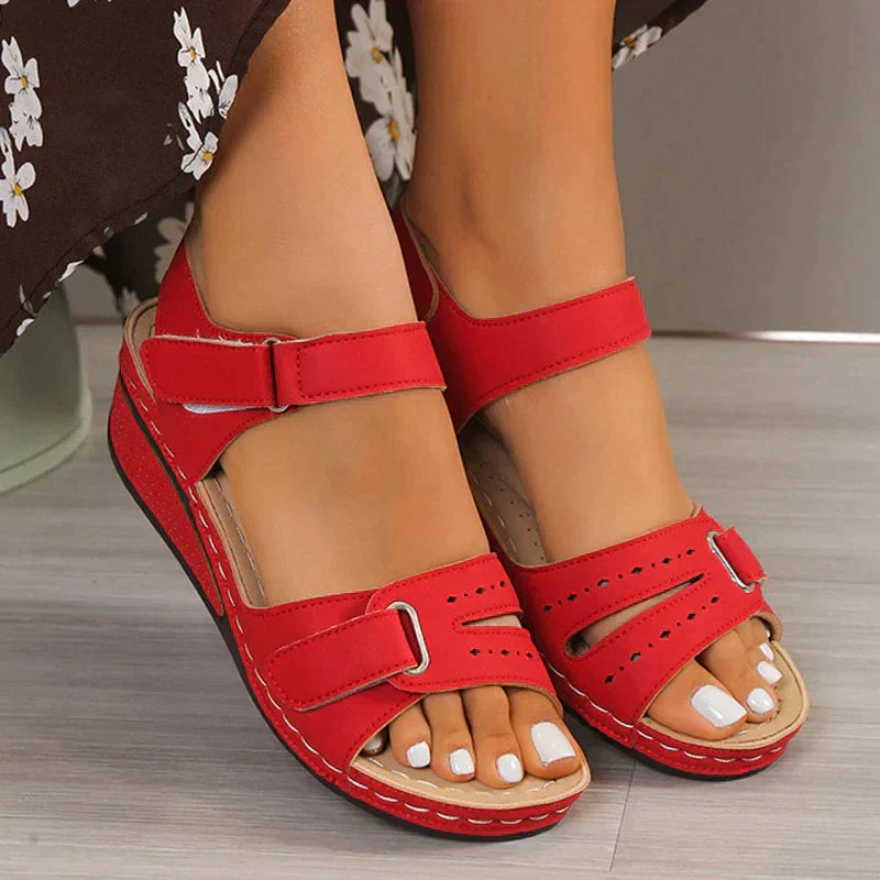 Sandales été femmes élégantes et confortables.  Design unique, boucle ajustable.  Idéales pour l'été.