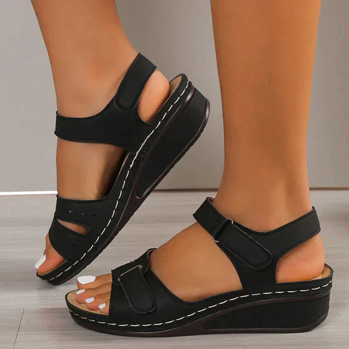 Sandales été femmes élégantes et confortables.  Design unique, boucle ajustable.  Idéales pour l'été.