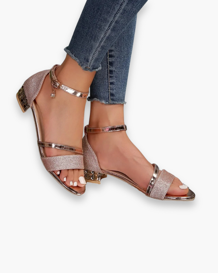 "Sandales femme élégantes avec lanières réglables et talon confortable, parfaites pour tenues d'été."