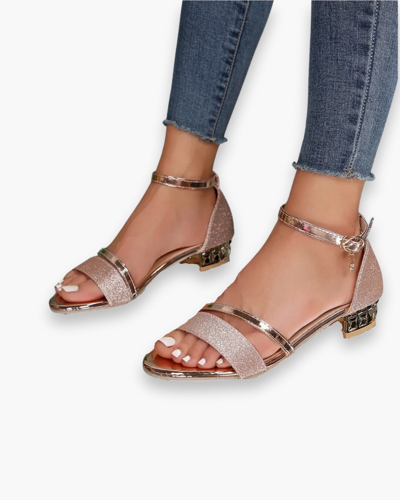 "Sandales femme élégantes avec lanières réglables et talon confortable, parfaites pour tenues d'été."