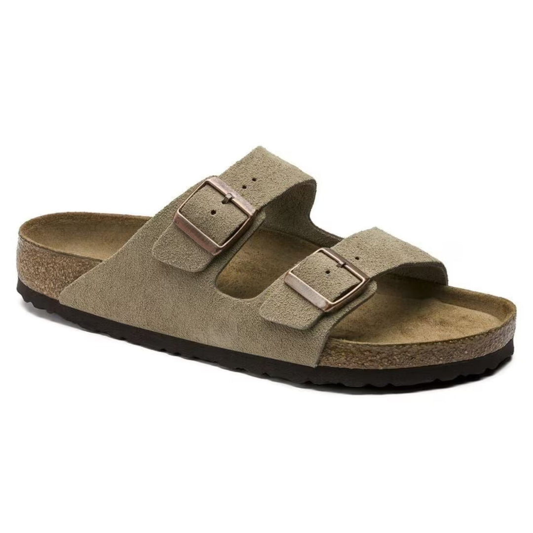 "Sandales femme en cuir velours taupe avec lit de pied souple, vue principale montrant design épuré et brides réglables."