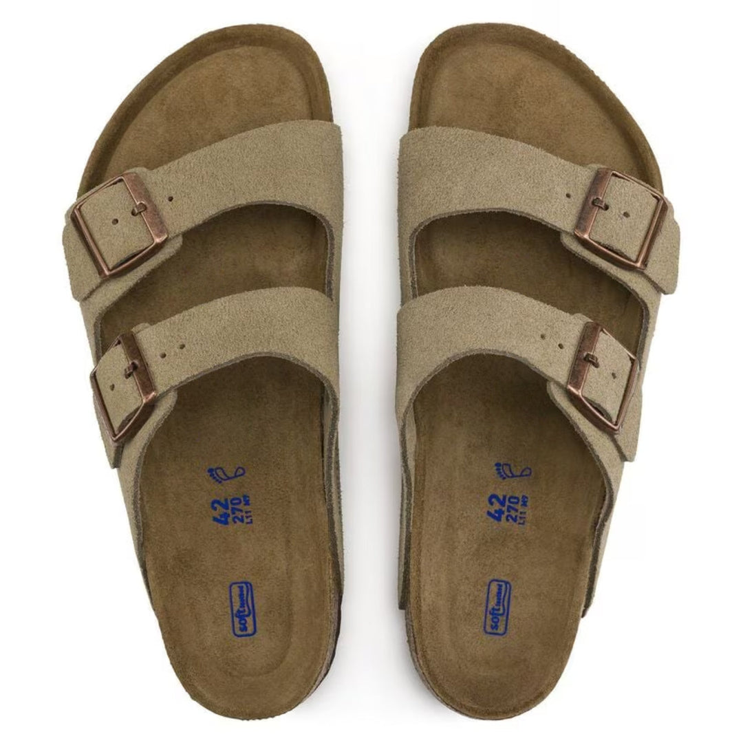 "Sandales femme en cuir velours taupe avec lit de pied souple, vue principale montrant design épuré et brides réglables."