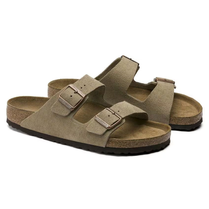 "Sandales femme en cuir velours taupe avec lit de pied souple, vue principale montrant design épuré et brides réglables."