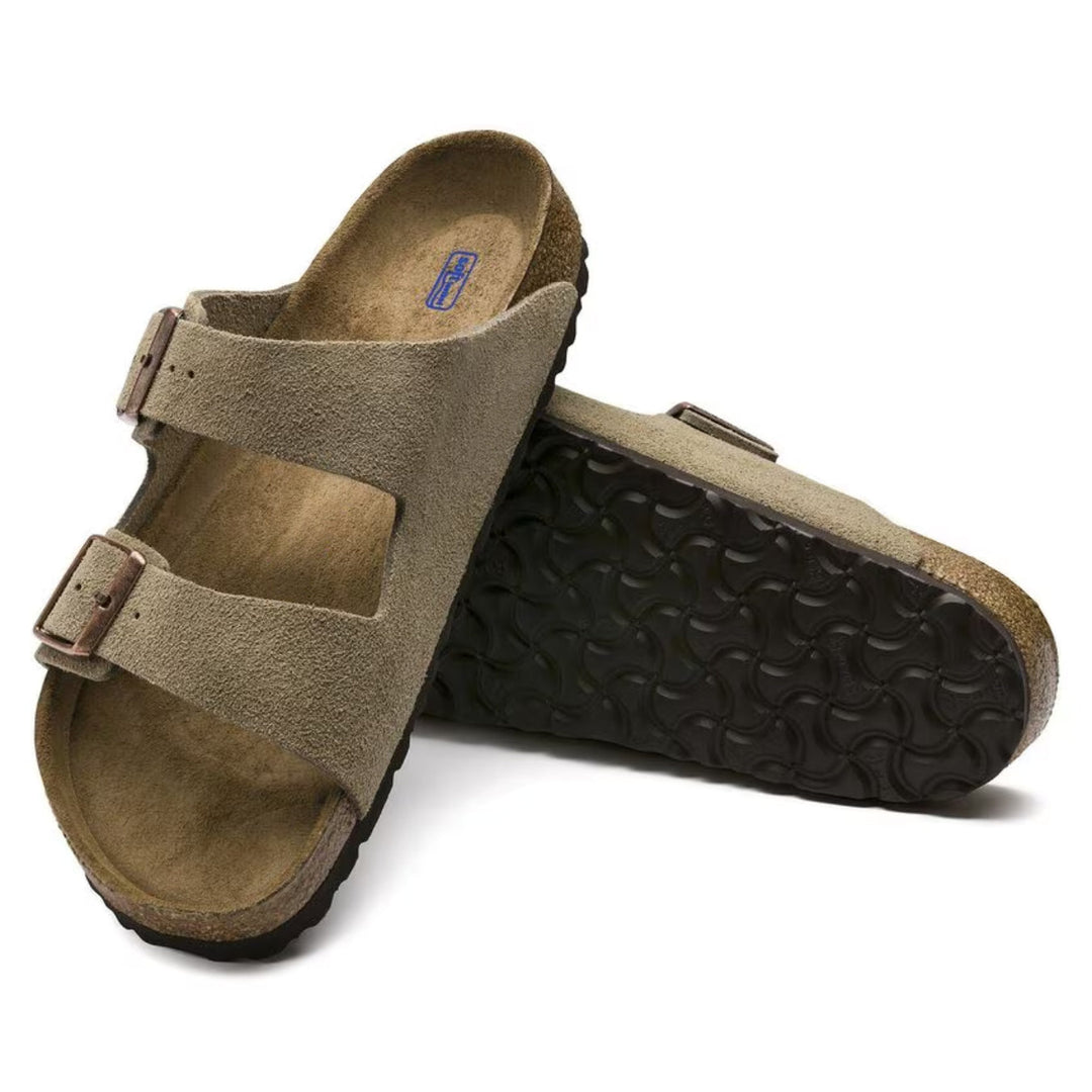 "Sandales femme en cuir velours taupe avec lit de pied souple, vue principale montrant design épuré et brides réglables."